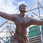 A statue honouring footballer Jack Leslie has been revealed