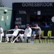 Goresbrook players look on. Image: Gavin Ellis/TGS Photo
