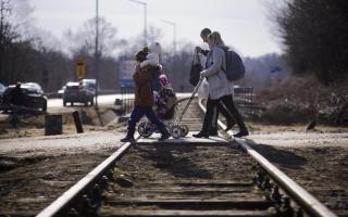 Ukrainian refugees crossing the Polish border